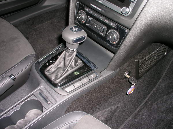 Skoda SuperB II. (automata/DSG, fekete váltókulissza) 2010-2015 /1441R/