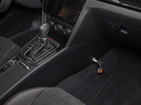 Volkswagen Passat B8 (automata/DSG, fehér váltókulissza) 2014-től /2042Ka/